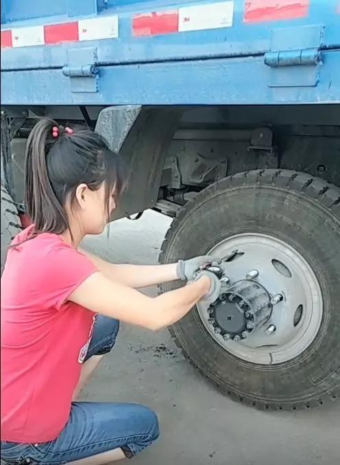 補胎、裝胎她樣樣能干,