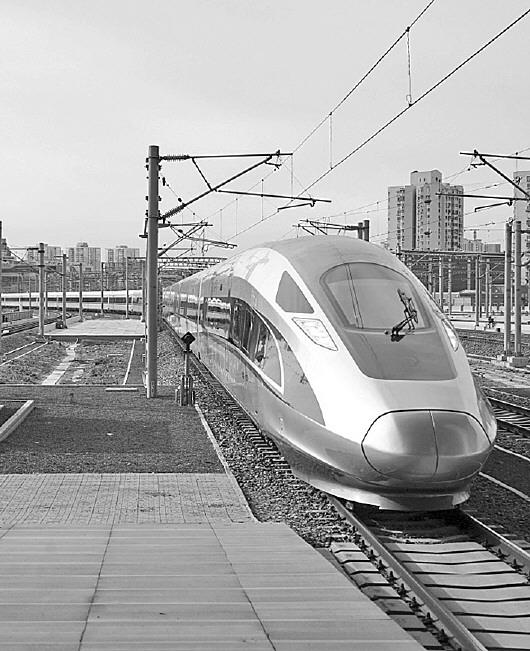 1月5日,超長(zhǎng)版時(shí)速350公里“復(fù)興號(hào)”G9次動(dòng)車(chē)組駛?cè)氡本┠险尽!⌒氯A社發(fā)