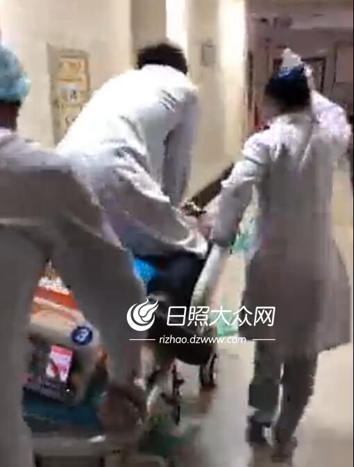 跪在担架车上的是日照市中医医院大夫咸保安