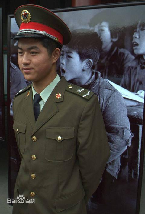 胡善辉当兵时的照片,背后是他当年那张“大鼻涕”照片。