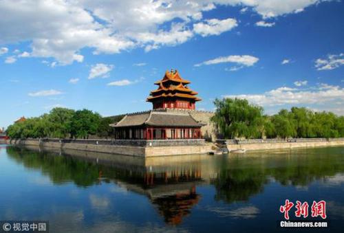 资料图：蓝天白云下的故宫角楼风景如画。 图片来源：视觉中国