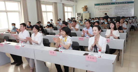 出席揭牌仪式的专家