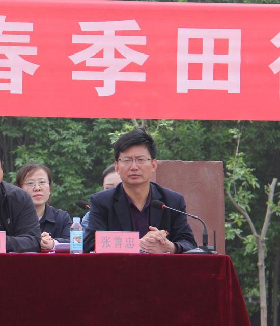 陈集镇第一学区德育研究与管理中心主任张善忠同志主持运动会开幕式。