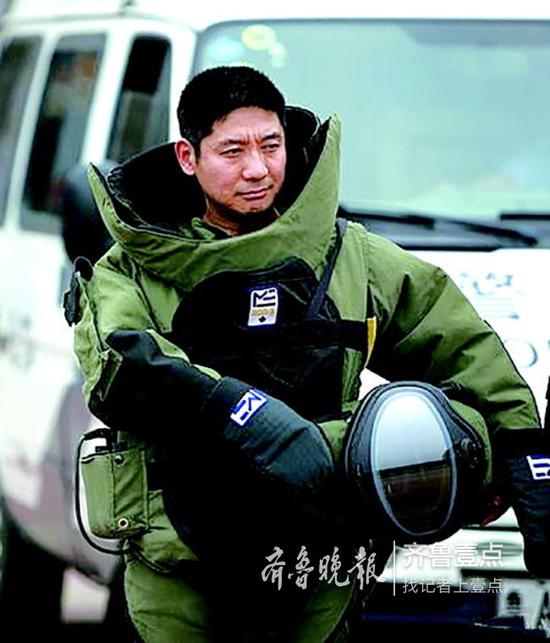 身穿排爆服的張保國。 警方供圖