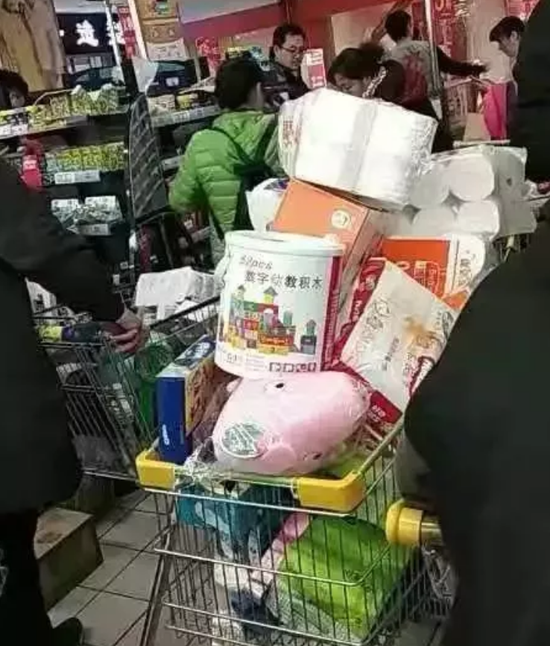 2月27号晚上不到8点,超市已经不让进了