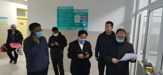 后勤保障人员核对留校教职工人员信息