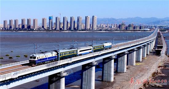 ▲10月27日,檢測列車駛過跨膠州灣特大橋。肖永順攝