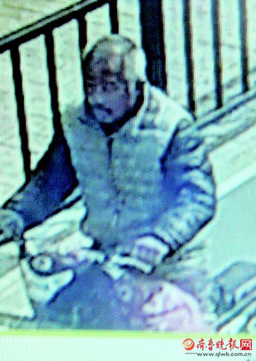 就是这名男子骑走了郎先生的电动车。 监控视频截图