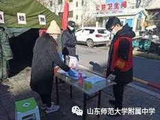 朱一卓同学在社区门口协助进行体温测量