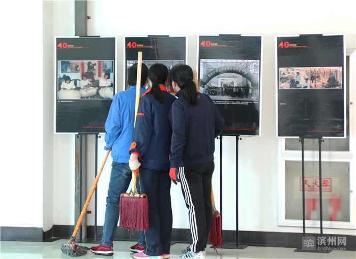 图一 2月17日,市民观看庆祝改革开放40周年图片展。