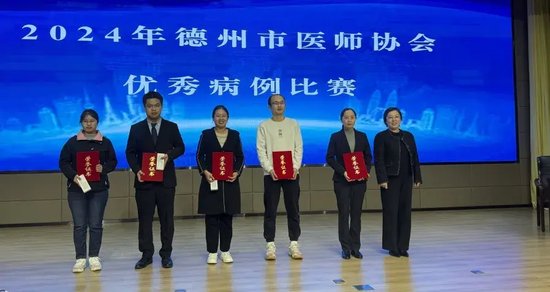 刘春冬(右二)上台领奖