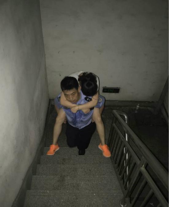 七人被困礁石 他奮不顧身跳入大海