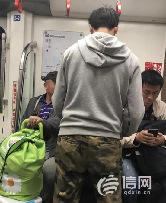 “愛心卡上寫滿了捐款者的名字,但仔細觀察就會發現,筆跡都是一樣的。”