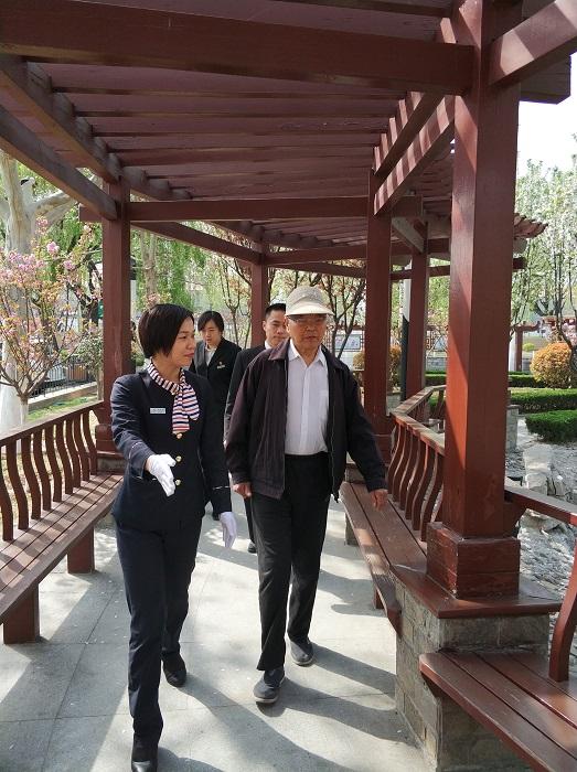 老人说,自己是从郞茂山小区坐公交车来的,不需要休息,想马上参观。
