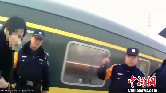 圖為“霸座女”被乘警強(qiáng)制帶離車廂。大連鐵警供圖