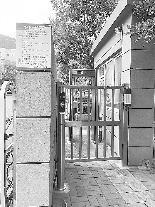 育秀中学校门口安装了人脸识别系统。 记者 刘晓旭 摄