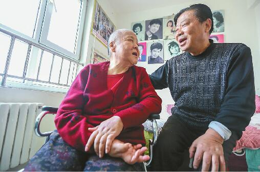 30日，房泽安和老伴一起唱歌。 记者刘玉乐 摄
