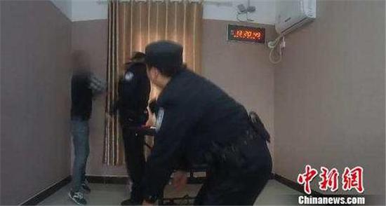 男子張某跳起來攻擊民警