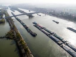 2018年11月23日，满载电煤的船舶正通过京杭运河山东台儿庄船闸。