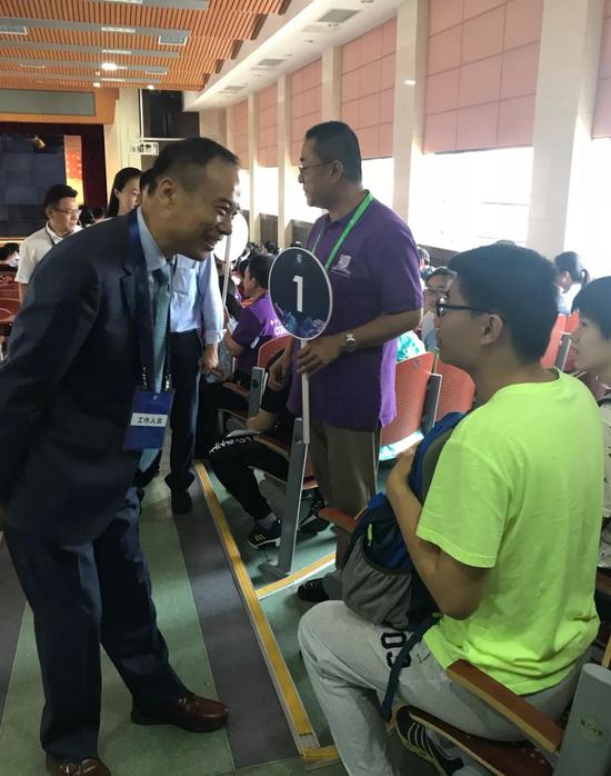 港中大(深圳)校长徐扬生教授到候考室为考生加油