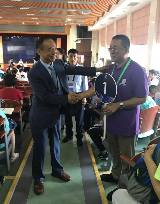 港中大(深圳)校长徐扬生教授与家长志愿者握手