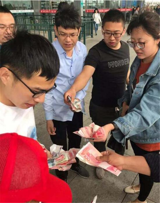 热心乘客返还现金。