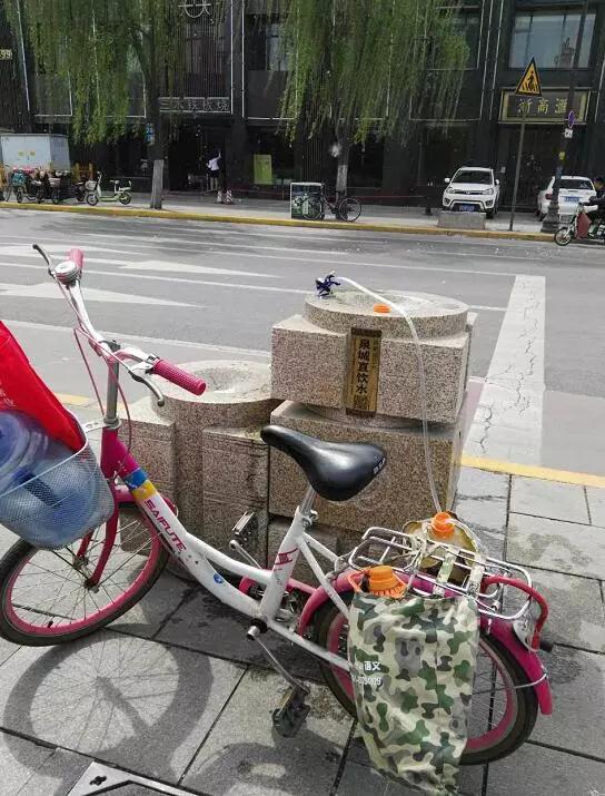6月的大热天,一位老人竟然有如此“毅力”,只为在直饮点接水。不热吗?