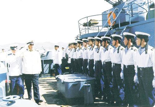 1980年11月,李耀文就任海军政委后视察部队。
