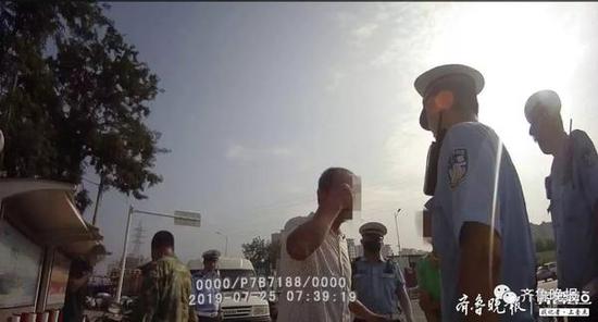 這一個舉動著實把民警嚇了一跳,