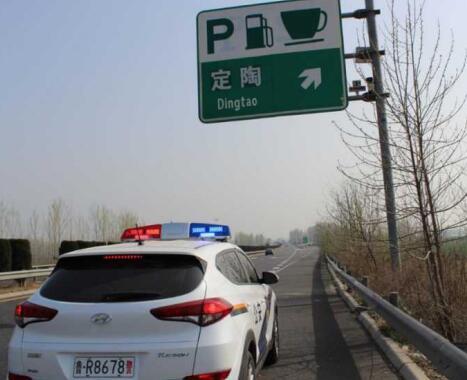 綁匪綁架一名女子后,駕駛無牌轎車跨省逃跑。