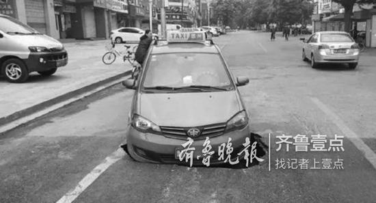 塌方的地面上出現一個約4平方米的大坑,一輛出租車掉了進去。 視頻截圖