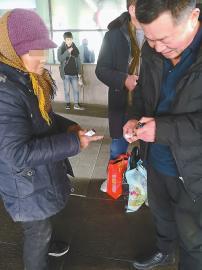 女子在机场门口兜售打火机。 记者殷玉国 摄