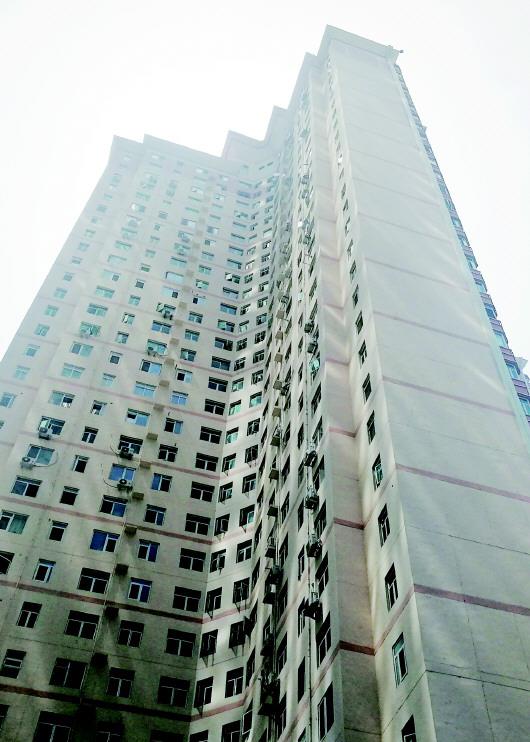 小區(qū)樓層有30多層,電梯發(fā)生故障影響很大。