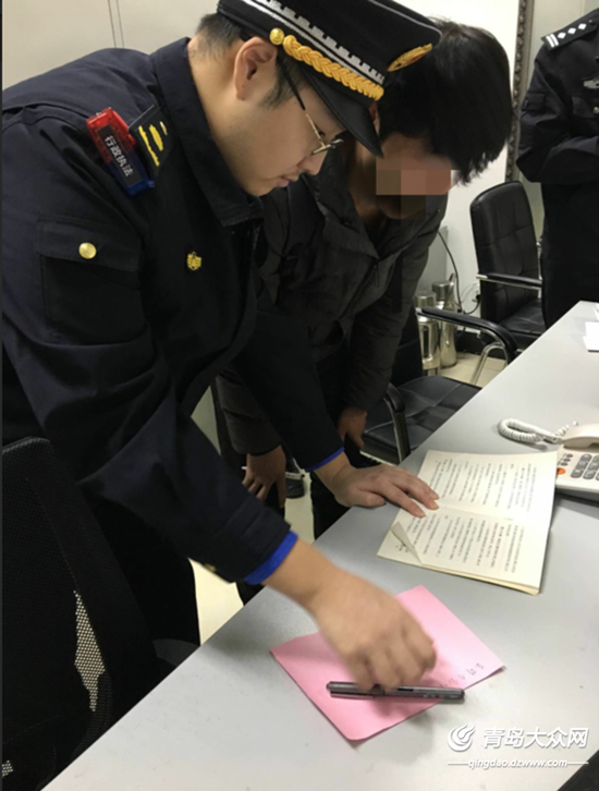 地鐵集團執法人員向違規者講解《青島市軌道交通條例》