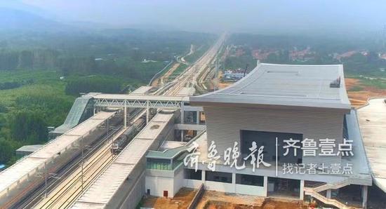 2018年8月2日，济青高铁高速段测试车驶过邹平南站（通讯员 董乃德 摄）