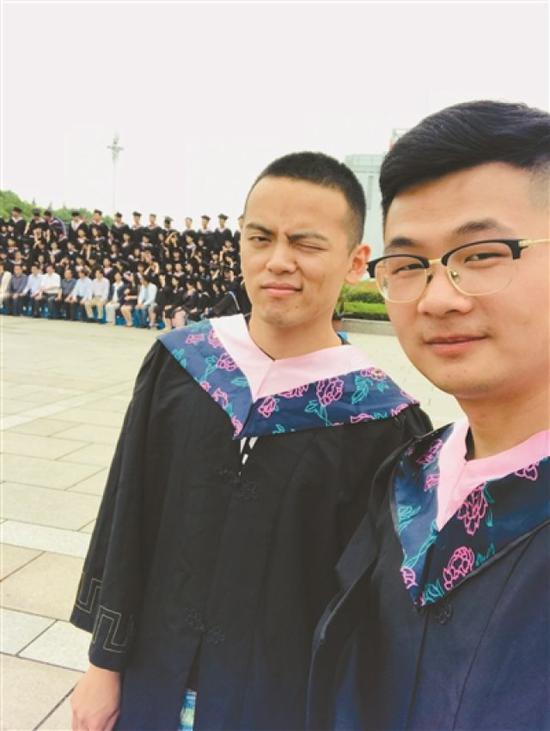 張歡和金國兵穿著學士服開心合影。