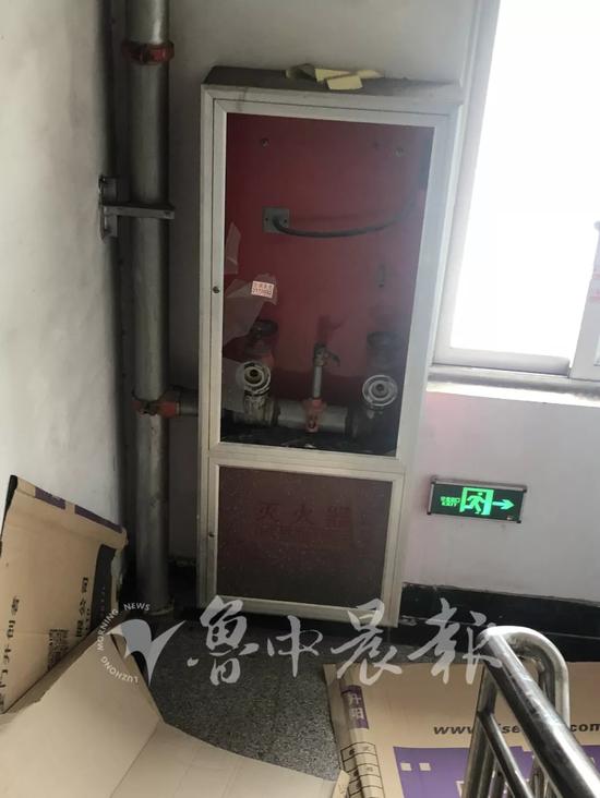 △事发楼层“无水”的消防拴,下方的灭火器柜门内空空如也