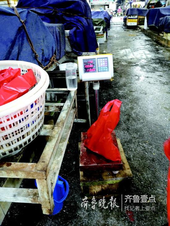 在濟南海鮮大市場,很多攤位稱重時都不去皮。