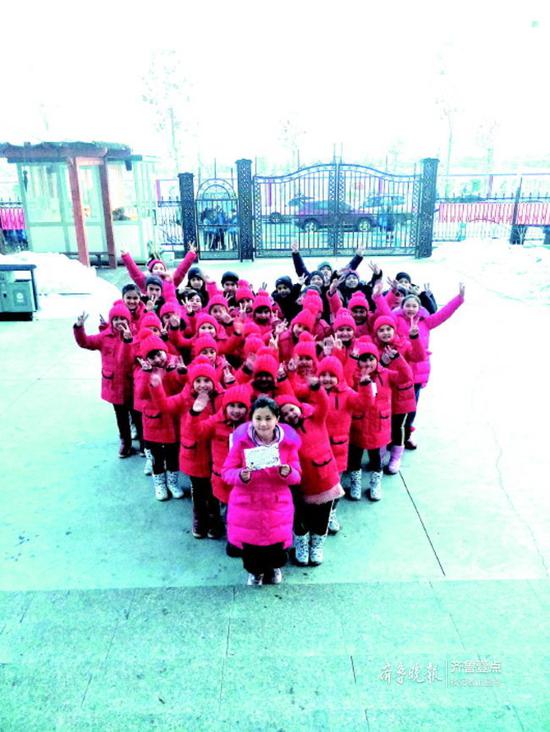 新疆伊宁福利院的孩子们穿上了新棉衣。福利院供图