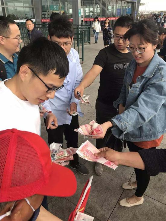一旁的乘客看到后,