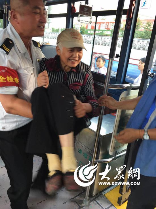 王健將老人抱下車
