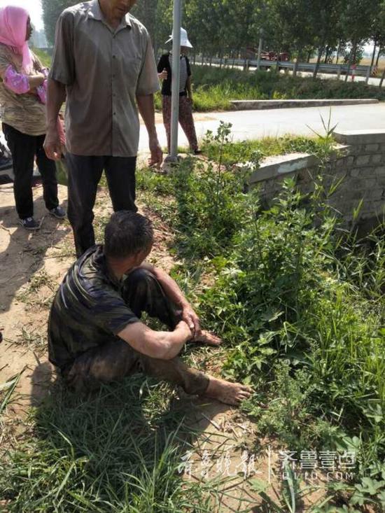 被救上岸的李振军脸色蜡黄,身上被水泡的发白。