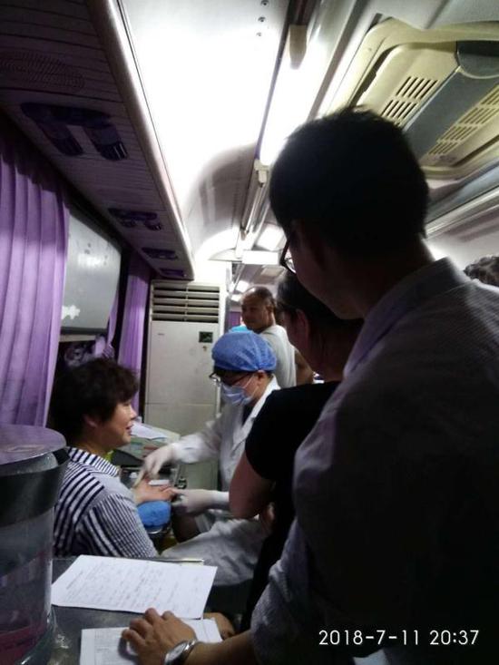 采血車連夜趕到采血