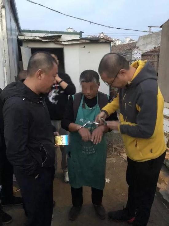 令人氣憤的是,落網時,嫌疑人王某正帶著圍裙做豆腐。