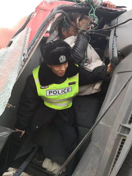 直至消防救援人員到來破拆駕駛室將駕駛員救出,