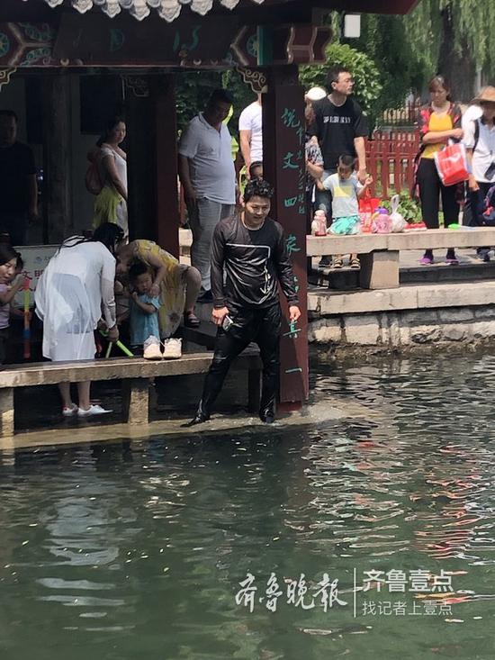 劉超救人后全身濕透了。
