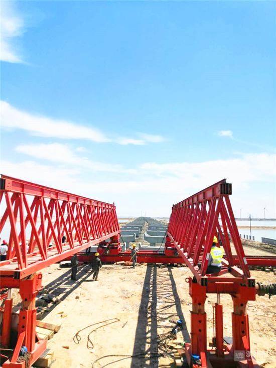 全长4379米的鲁北化工特大桥基本完成桩基工程,架梁机已经安装到位蓄势待发。