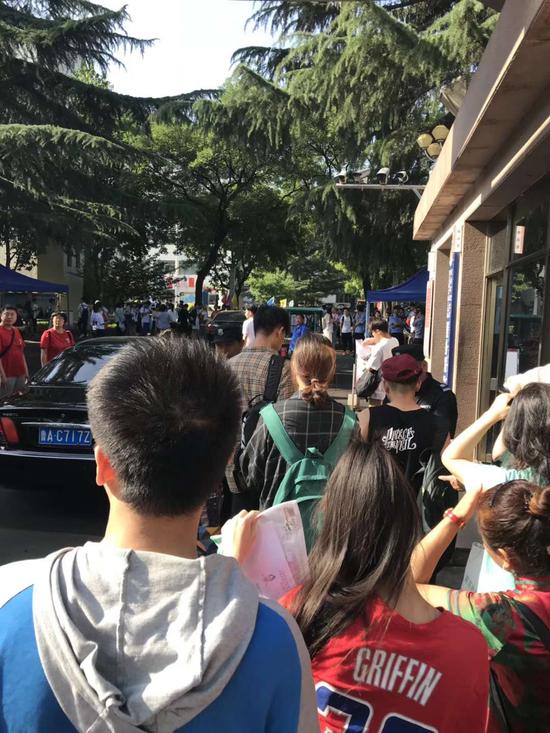图中,黑色格子衣服、背绿色书包的女孩便是邓贞萍的妹妹 照片由邓贞萍提供