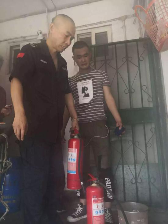 三位热心市民正在救火。