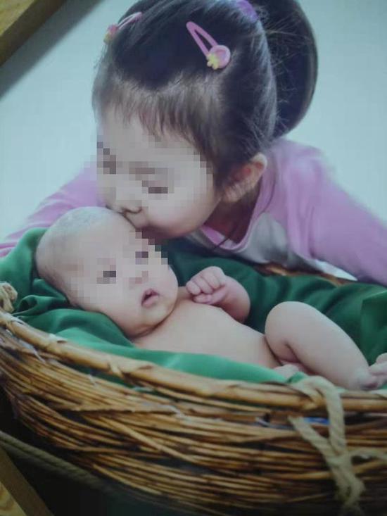 (小英与妹妹的合影)